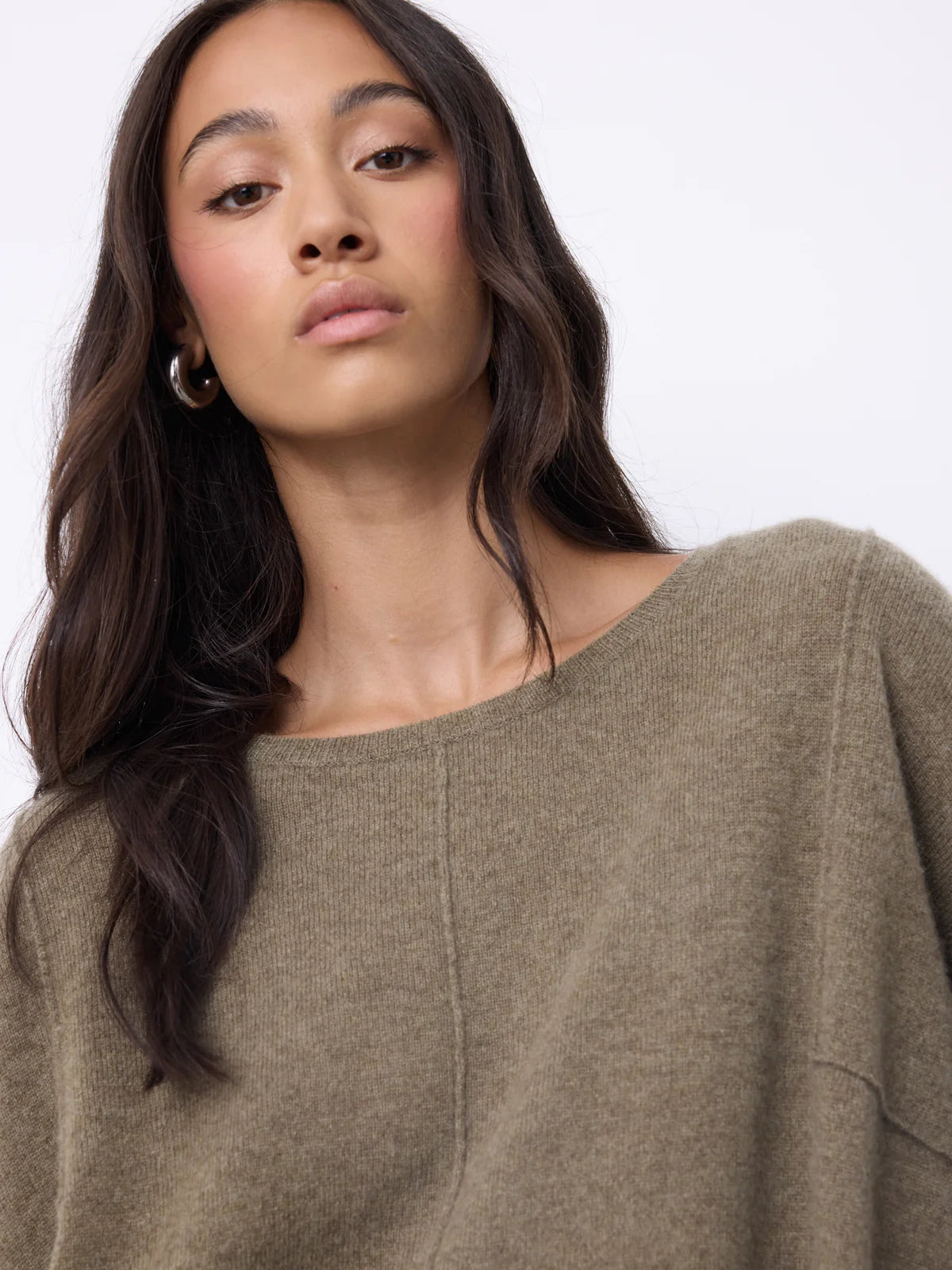 Découvrez le pull Bourna, une pièce élégante et chaleureuse conçue pour sublimer votre hiver. En 100% cachemire double fil, il offre une douceur exceptionnelle et un confort inégalé. Sa coupe poncho moderne, ses manches longues côtelées et ses finitions bord-côtes assurent une silhouette fluide et raffinée, tandis que les coutures apparentes et les fentes latérales ajoutent une touche de style unique. Parfait pour allier chic et confort tout au long de la saison froide.