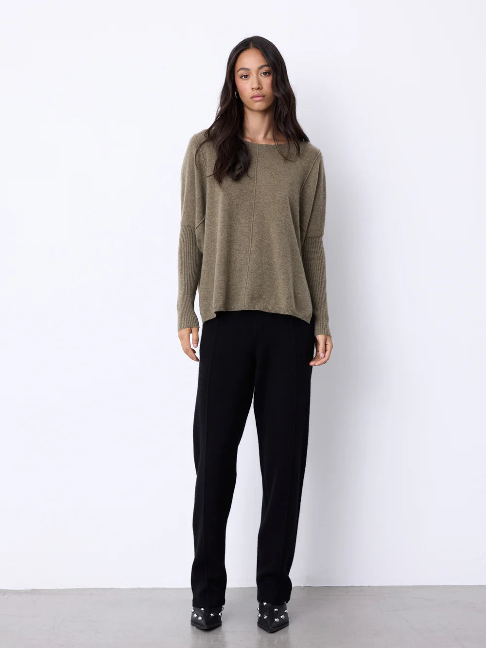 Découvrez le pull Bourna, une pièce élégante et chaleureuse conçue pour sublimer votre hiver. En 100% cachemire double fil, il offre une douceur exceptionnelle et un confort inégalé. Sa coupe poncho moderne, ses manches longues côtelées et ses finitions bord-côtes assurent une silhouette fluide et raffinée, tandis que les coutures apparentes et les fentes latérales ajoutent une touche de style unique. Parfait pour allier chic et confort tout au long de la saison froide.