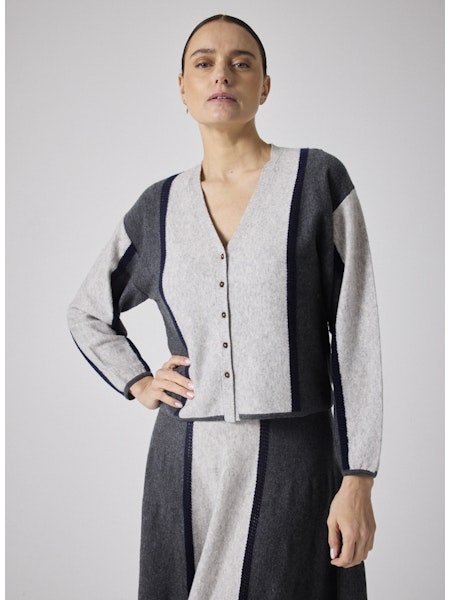 Découvrez le gilet Clarence de Notshy, une pièce élégante confectionnée à 90 % en laine et 10 % en cachemire pour une douceur et un confort incomparables. Son col en V classique s’accompagne de cinq boutons recouverts de laine, apportant une touche sophistiquée. Les deux liserés droits au crochet marine sur le devant et sur les manches ajoutent un détail raffiné, tandis que la finition côtelée garantit une tenue impeccable. Idéal pour sublimer vos tenues avec style tout en vous tenant au chaud.