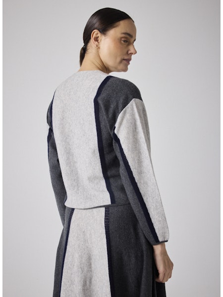 Découvrez le gilet Clarence de Notshy, une pièce élégante confectionnée à 90 % en laine et 10 % en cachemire pour une douceur et un confort incomparables. Son col en V classique s’accompagne de cinq boutons recouverts de laine, apportant une touche sophistiquée. Les deux liserés droits au crochet marine sur le devant et sur les manches ajoutent un détail raffiné, tandis que la finition côtelée garantit une tenue impeccable. Idéal pour sublimer vos tenues avec style tout en vous tenant au chaud.