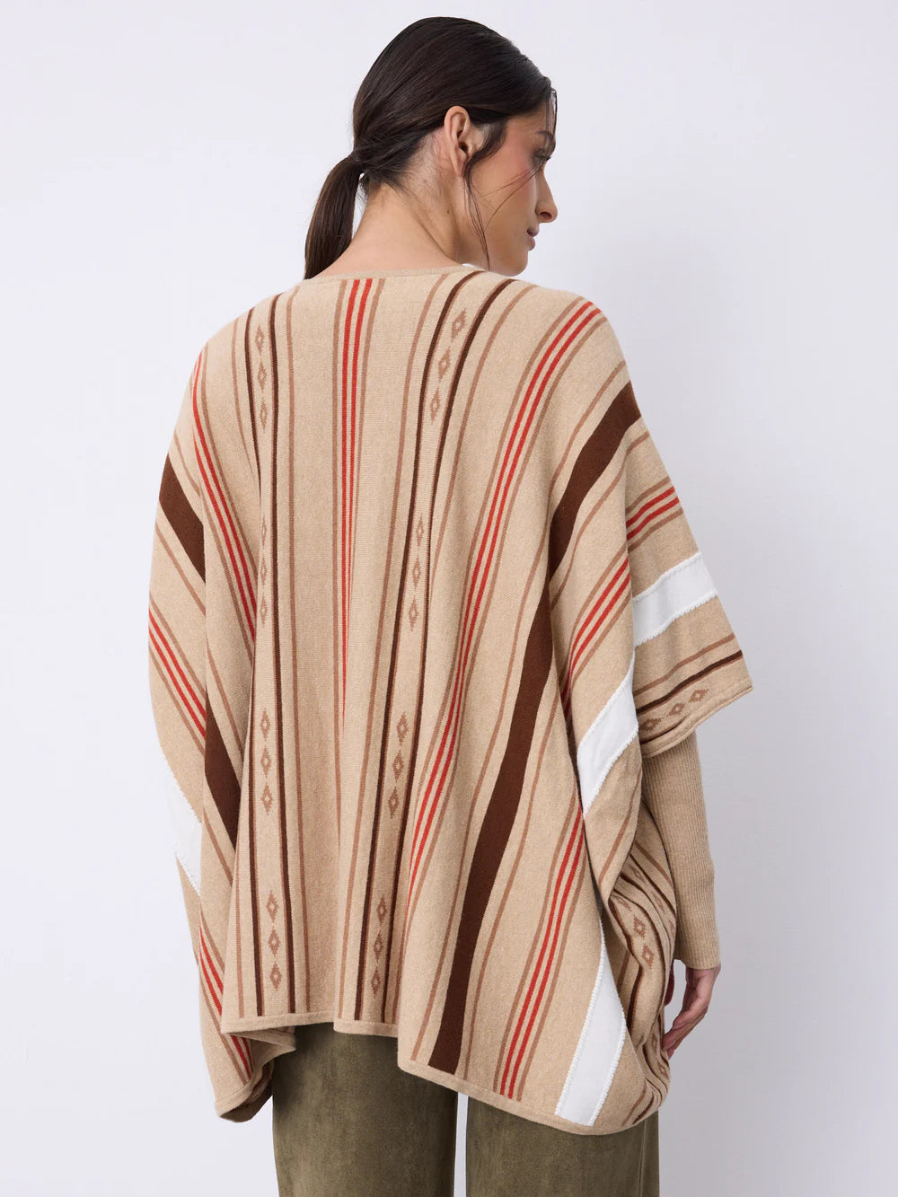 Découvrez la cape Maeva de Notshy, conçue pour allier confort et élégance. Son tricotage rayé apporte une touche graphique moderne, tandis que sa coupe ample et son ouverture bord à bord offrent une silhouette décontractée et facile à porter. Composée à 95 % de coton et 5 % de cachemire, elle est douce, respirante et légèrement luxueuse pour vous garder au chaud avec style. Parfaite pour sublimer vos tenues tout en restant confortable au quotidien.