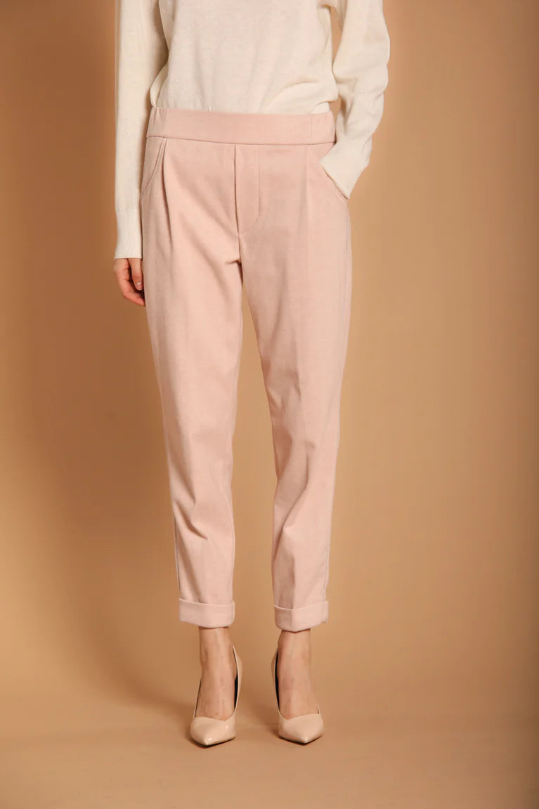 Coupe relaxed, confortable et actuelle
Coloris rose
Également disponible en gris
Composition : 55 % polyester, 29 % viscose, 14 % polyamide, 2 % élasthanne
Jersey souple et agréable à porter
Ceinture élastique à la taille
Poches arrière passepoilées
Motif chevron
Rivet M de Mason’s