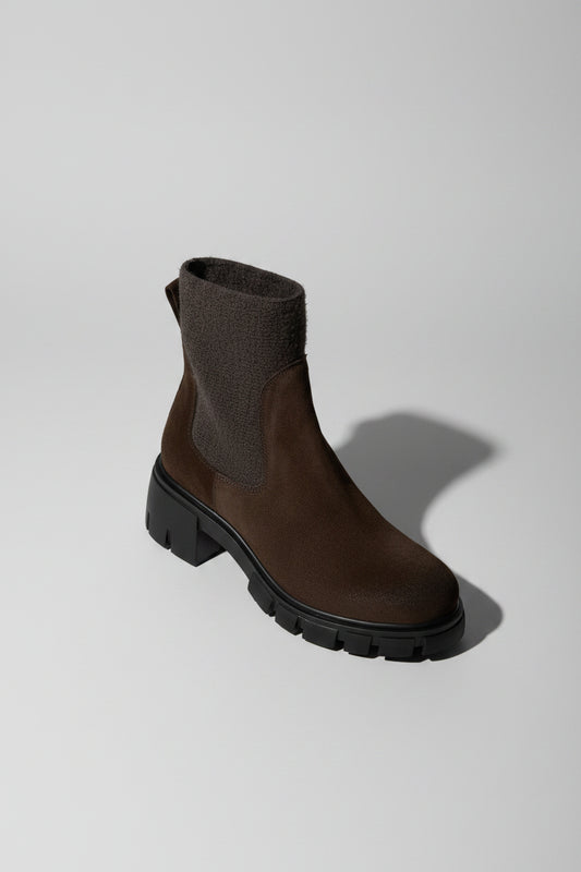 Découvrez nos élégantes bottines daim chocolat, un incontournable pour parfaire votre style avec une touche de chic. Fabriquées avec un cuir daim de première qualité, ces bottines promettent non seulement une allure sophistiquée, mais aussi un confort inégalé tout au long de la journée.