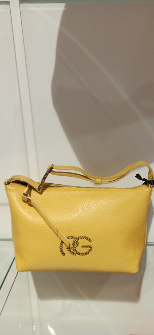 Polyvalence : Sa forme élégante et ses couleurs variées en font un accessoire adapté à toutes les tenues.
Confort : Avec sa taille compacte, vous pouvez transporter l'essentiel sans compromettre votre style.
Fabriqué avec un grand soin, ce sac à main femme garantit une qualité exceptionnelle et une durabilité accrue. Les matériaux utilisés sont soigneusement