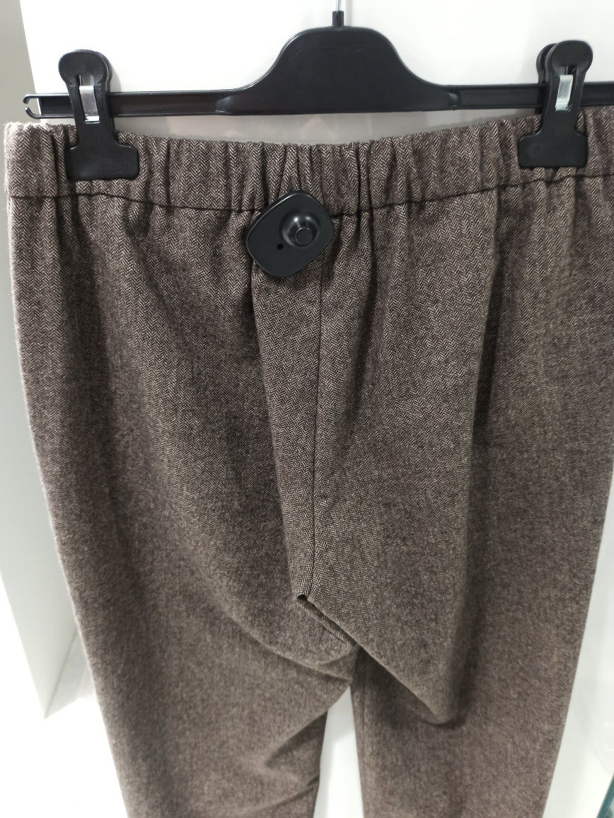 


Découvrez notre pantalon DIEGA, conçu pour allier confort et élégance. Doté d'une ceinture élastiquée à l'arrière, il offre une liberté de mouvement incomparable tout en maintenant une silhouette affinée. Le col CHEVRON en taupe apporte une touche de sophistication intemporelle à votre garde-robe. Composé d'un mélange premium de 60% laine, 30% polyester, 5% polyamide et 4% élasthanne, ce pantalon garantit durabilité, thermorégulation et une tenue impeccable au fil des saisons. Disponible en grandes taill