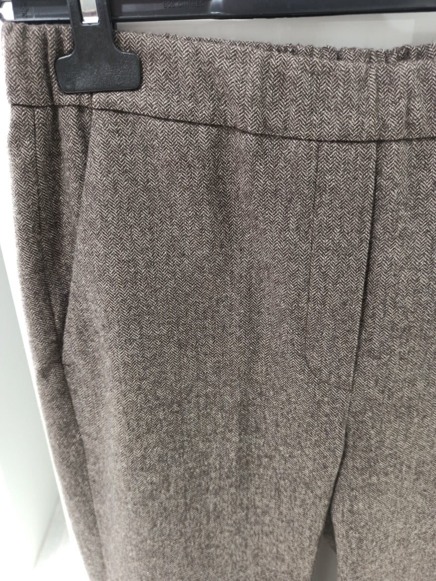 


Découvrez notre pantalon DIEGA, conçu pour allier confort et élégance. Doté d'une ceinture élastiquée à l'arrière, il offre une liberté de mouvement incomparable tout en maintenant une silhouette affinée. Le col CHEVRON en taupe apporte une touche de sophistication intemporelle à votre garde-robe. Composé d'un mélange premium de 60% laine, 30% polyester, 5% polyamide et 4% élasthanne, ce pantalon garantit durabilité, thermorégulation et une tenue impeccable au fil des saisons. Disponible en grandes taill