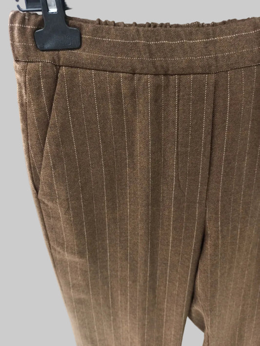 Découvrez le pantalon Diega, un incontournable de garde-robe alliant élégance et confort. Coupé droit avec une bande élastiquée à l'arrière, il épouse votre silhouette sans contrainte. Sa composition soignée mélange 35% viscose, 33% polyester, 31% laine et 1% élasthane pour une tenue impeccable et une flexibilité au quotidien. Teinte chocolat riche rehaussée d'une fine rayure beige subtile, ce pantalon se marie facilement avec vos pièces préférées. Disponible en grandes tailles, il offre à chacune la possib