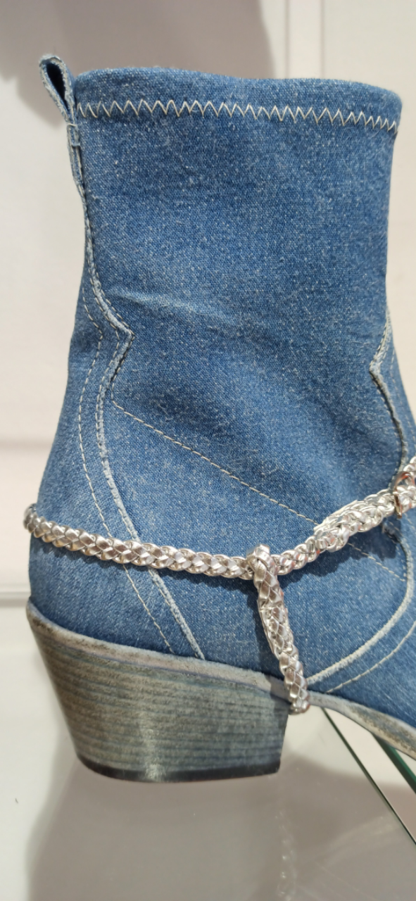Découvrez les bottines d'été en jean, l'accessoire parfait pour compléter votre garde-robe estivale avec style ! Vendues par MAGASIN 11 BIS, ces bottines allient confort et tendance grâce à leur tissu denim stretch de haute qualité. Que vous les portiez avec une robe légère, un short en denim ou une jupe fluide, vous serez assurée de faire sensation.