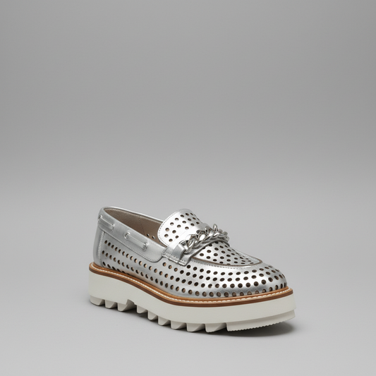 Dessus en cuir souple perforé au laser
semelle en caoutchouc extra légère, pointes arrondies, plateau avec faux laçage, accessoire bague
Réf 8796
col ARGENT
100 % cuir