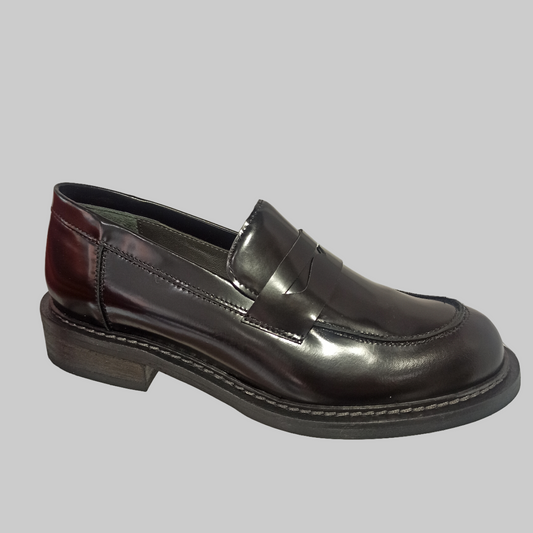 Découvrez l'élégance intemporelle avec le mocassin Fru.it en cuir glacé noir. Inspiré du style anglais classique, ce mocassin allie raffinement et durabilité grâce à sa finition impeccable. Parfait pour sublimer vos tenues, il apporte une touche chic et sophistiquée, idéale pour toutes les occasions où le style fait la différence. Confort et allure assurés pour un investissement mode durable.