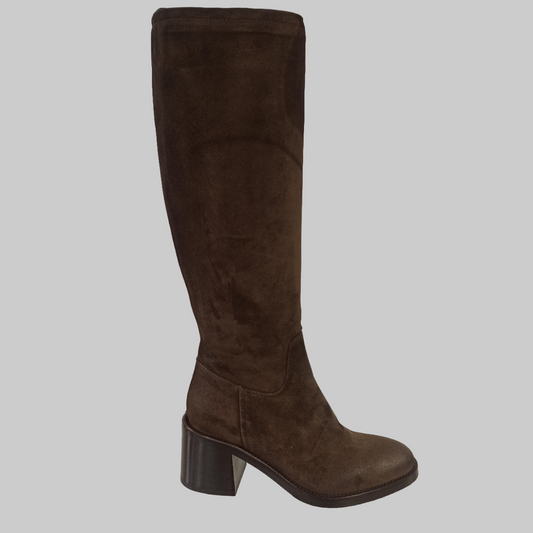 Découvrez l'élégance intemporelle avec cette botte fru.it en daim chocolat, la pièce maîtresse de votre garde-robe hivernale. Son talon de 5 cm offre une silhouette affinée sans sacrifier le confort, tandis que la fermeture éclair assure un enfilage facile et un maintien parfait. Le daim camoscio, matière noble et douce, apporte une texture raffinée qui se marie avec tous vos styles. Le bout du pied est légèrement rond et patiné. Idéale pour les journées froides, cette botte allie sophistication et praticit