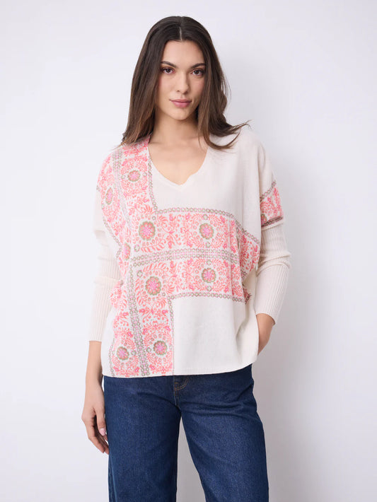 Pull poncho pour femme en cachemire 100% pur, 2 fils jauge 12, offrant une douceur incomparable et une chaleur enveloppante. Coupe généreuse et élégante avec col V et manches longues, parfaite pour un style décontracté chic. Détails distinctifs : imprimé provençale subtil qui apporte une touche de caractère, fentes latérales pour plus de liberté de mouvement, et finitions bords-côtes soignées pour une tenue impeccable. Idéal pour les journées fraîches, ce pull combine confort et sophistication. La teinte éc