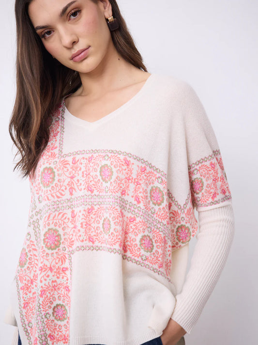 Pull poncho pour femme en cachemire 100% pur, 2 fils jauge 12, offrant une douceur incomparable et une chaleur enveloppante. Coupe généreuse et élégante avec col V et manches longues, parfaite pour un style décontracté chic. Détails distinctifs : imprimé provençale subtil qui apporte une touche de caractère, fentes latérales pour plus de liberté de mouvement, et finitions bords-côtes soignées pour une tenue impeccable. Idéal pour les journées fraîches, ce pull combine confort et sophistication. La teinte éc