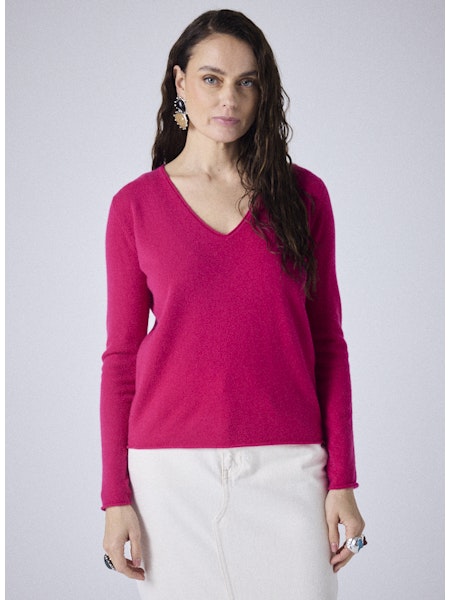 Découvrez l'élégance et le confort absolu avec le pull femme Notshy en cachemire marine. Confectionné en 100 % cachemire 2 fils, il offre une douceur incomparable et une chaleur légère. Sa coupe droite moderne associée à un col en V délicat et des&nbsp; finitions roulottées sublime votre silhouette avec subtilité. Un indispensable raffiné qui allie style et bien-être au quotidien.