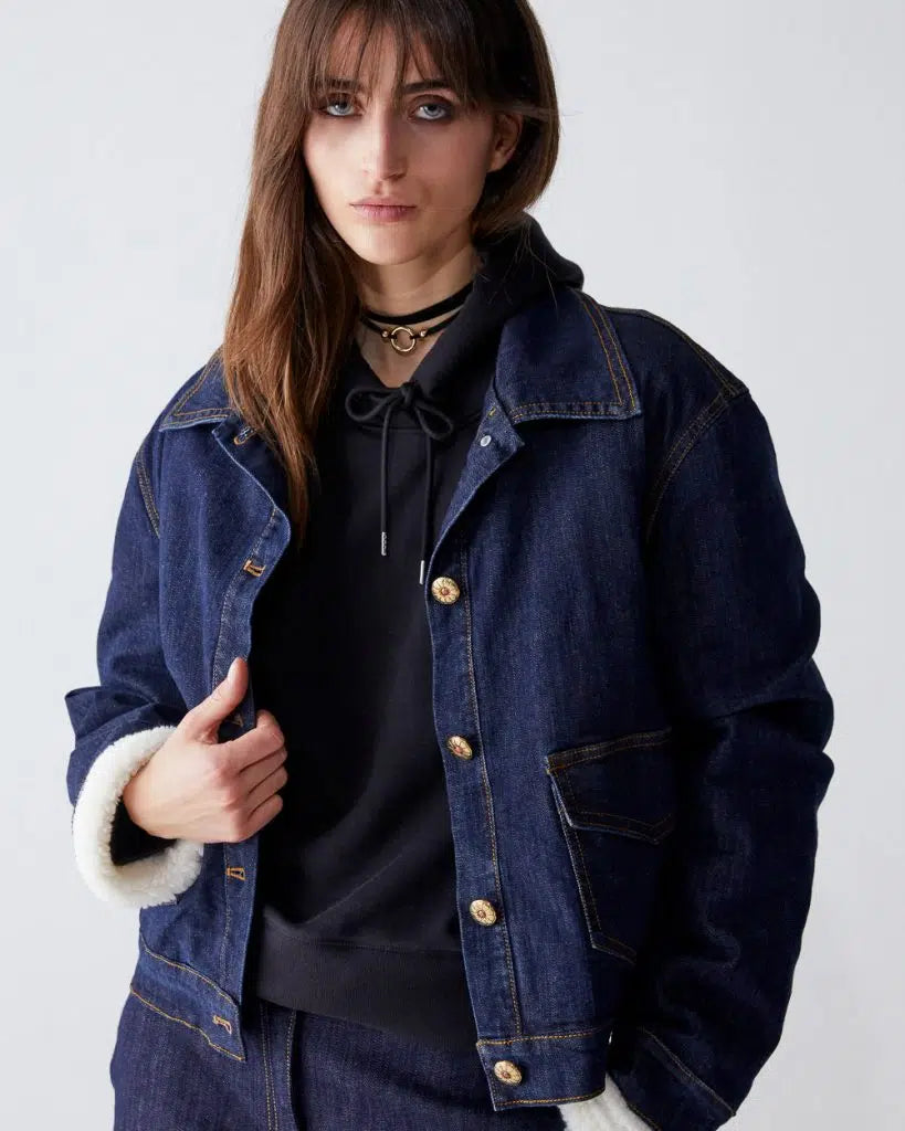 Doublure amovible : une finition douce et chaude en peau d’agneau pour plus de confort.
Design pratique : fermeture à boutons, poches à rabat et épaulettes structurées.
Denim confortable : tissu composé de 98 % coton et 2 % élasthanne.
Fabrication italienne : une pièce entièrement réalisée en Italie avec une attention particulière aux finitions.