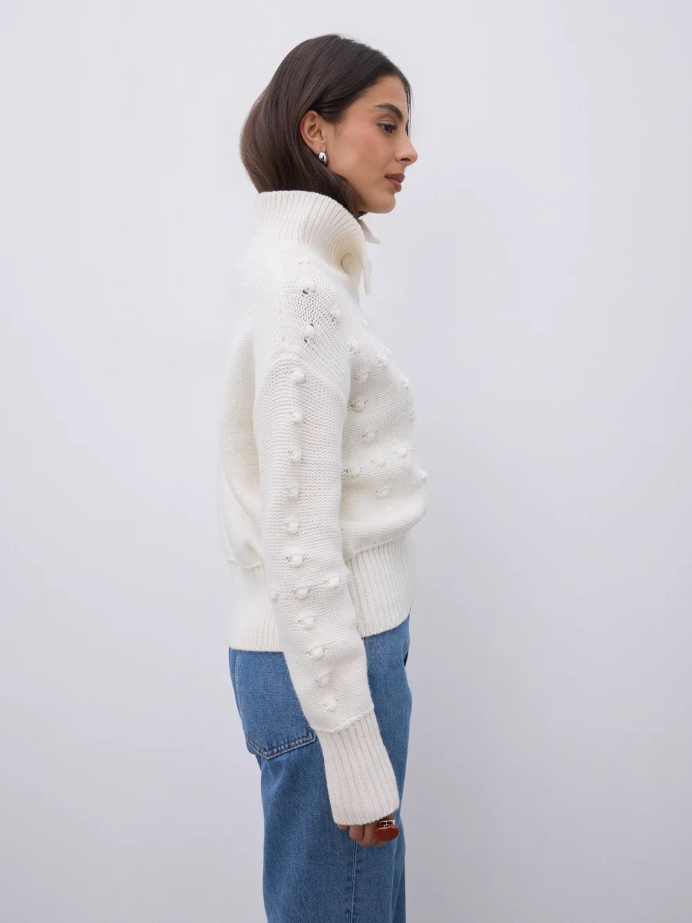 Adoptez ce pull écru femme en pure laine mérinos fabriqué par Notshy pour composer des tenues élégantes et confortables au quotidien.