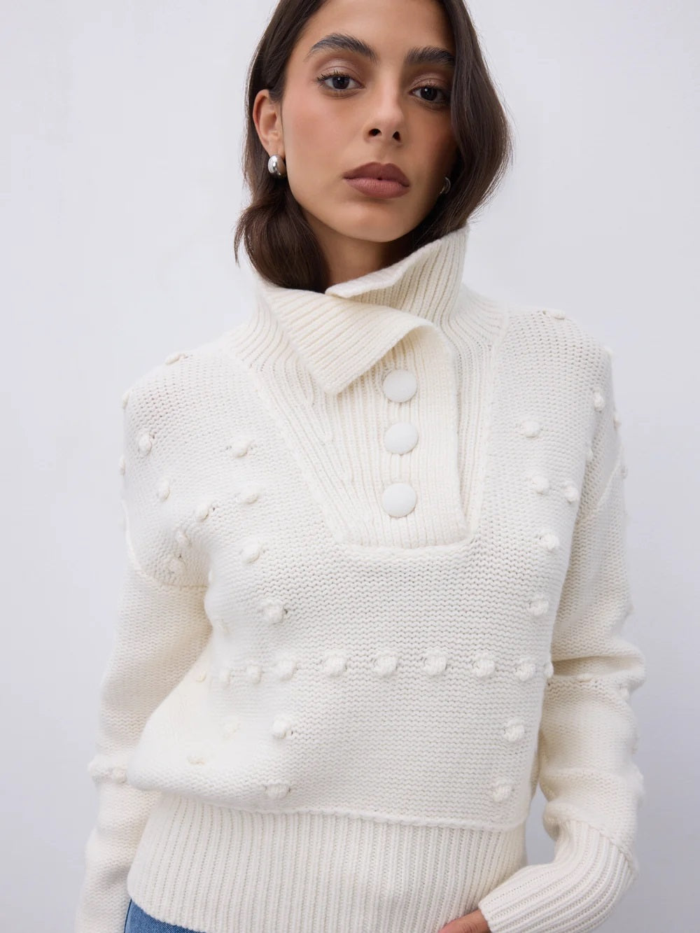 Adoptez ce pull écru femme en pure laine mérinos fabriqué par Notshy pour composer des tenues élégantes et confortables au quotidien.