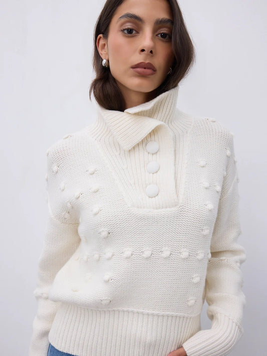 Adoptez ce pull écru femme en pure laine mérinos fabriqué par Notshy pour composer des tenues élégantes et confortables au quotidien.