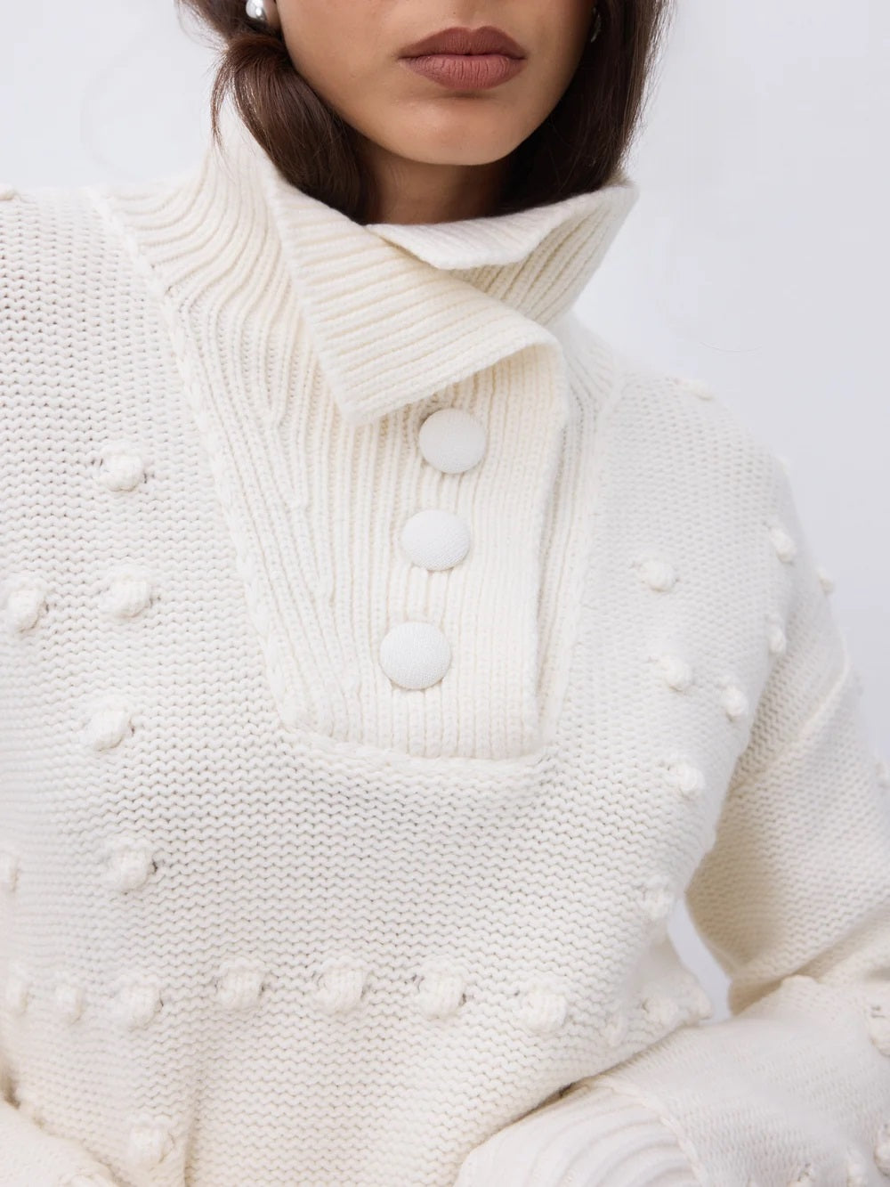 Adoptez ce pull écru femme en pure laine mérinos fabriqué par Notshy pour composer des tenues élégantes et confortables au quotidien.