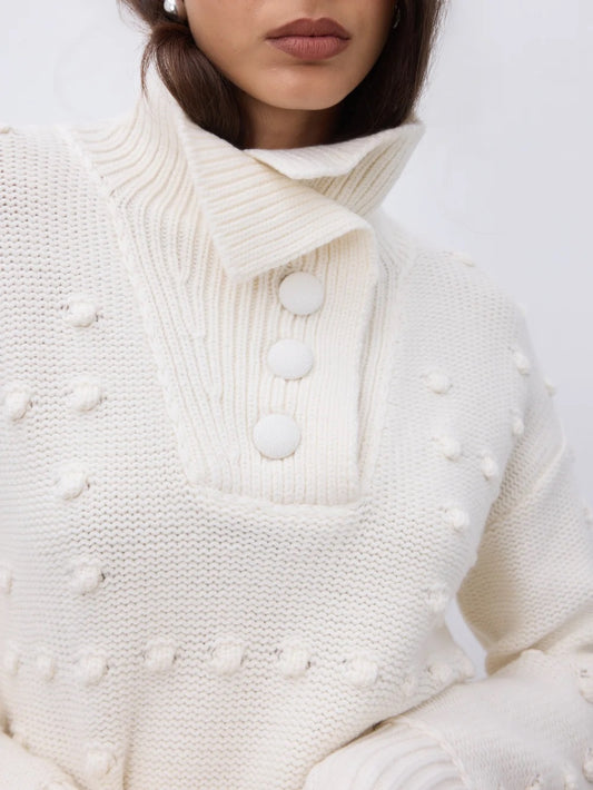 Adoptez ce pull écru femme en pure laine mérinos fabriqué par Notshy pour composer des tenues élégantes et confortables au quotidien.