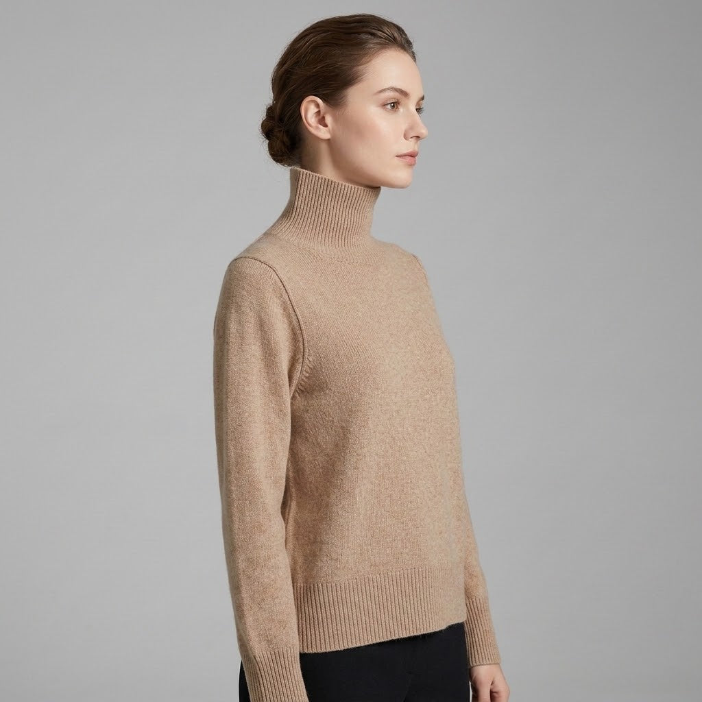 Matière cachemire : une maille douce et agréable à porter au quotidien.
Coupe ample façon poncho : un volume confortable qui convient à de nombreuses silhouettes.
Col cheminée : un détail chic qui réchauffe la tenue.
Coutures sur le côté : une finition graphique qui souligne la forme originale du modèle.