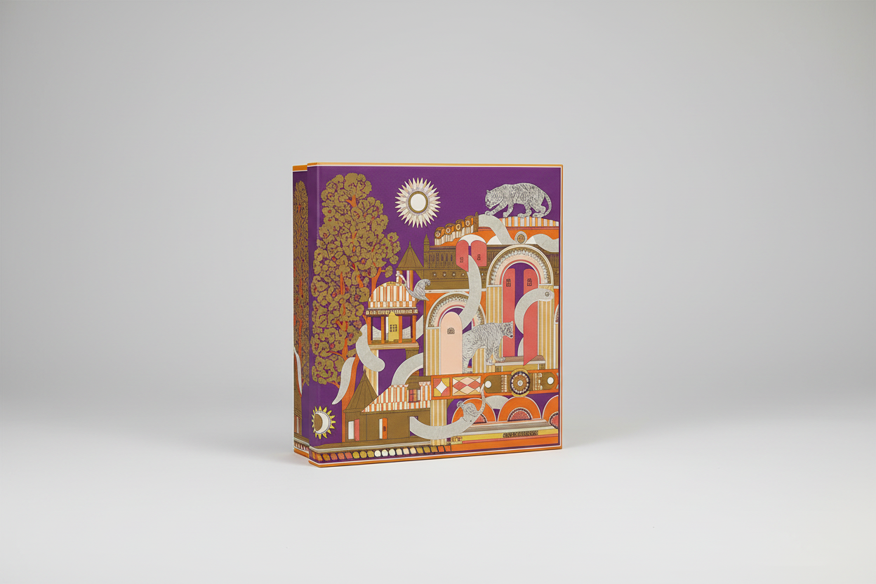 La maison française Inoui Editions réinterprète le carré de soie intemporel avec une décoration mythologique captivante. Ses teintes orangé et violet créent une harmonie chromatique sophistiquée, parfaite pour sublimer vos tenues. Confectionné en coton et soie, ce carré de 100 x 100 cm offre une douceur incomparable et une élégance incontournable. Un accessoire de caractère qui transcende les saisons et les styles, signé d'une maison française de prestige.