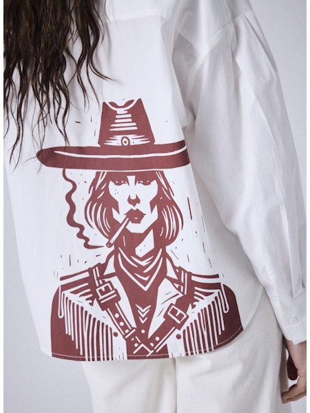 Cette chemise délicatement imprimée, signée MAGASIN 11 BIS, est le choix parfait pour toutes les fashionistas. Fabriquée par Notshy Paris, elle allie à merveille confort et élégance.