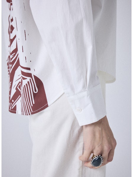 Cette chemise délicatement imprimée, signée MAGASIN 11 BIS, est le choix parfait pour toutes les fashionistas. Fabriquée par Notshy Paris, elle allie à merveille confort et élégance.