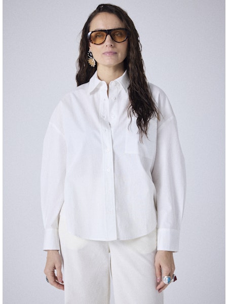 Cette chemise délicatement imprimée, signée MAGASIN 11 BIS, est le choix parfait pour toutes les fashionistas. Fabriquée par Notshy Paris, elle allie à merveille confort et élégance.