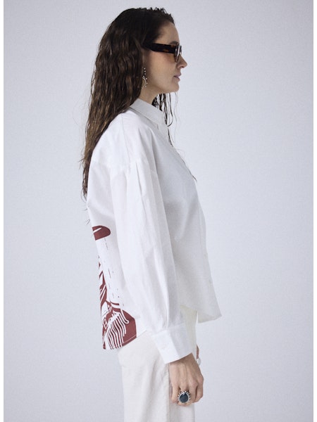 Cette chemise délicatement imprimée, signée MAGASIN 11 BIS, est le choix parfait pour toutes les fashionistas. Fabriquée par Notshy Paris, elle allie à merveille confort et élégance.