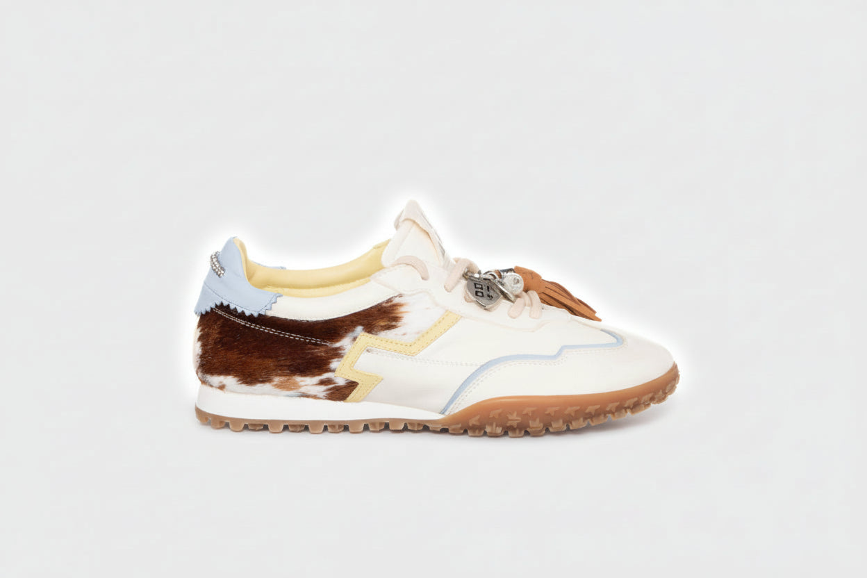 Baskets GIO+ modèle Cielo

En cuir blanc et veau avec un gros détail en bleu ciel. Caractérisées par des empiècements en bleu ciel et des accessoires en cuir, lacets plats ton sur ton.

La semelle est en caoutchouc très léger de couleur beige et surélève le talon de 3,5 cm. Intérieurement, elles sont doublées en cuir. Semelle intérieure amovible.