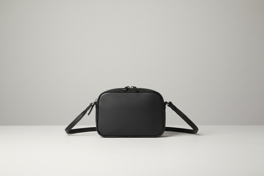 CAMERA BAG
cuir grainé
fermeture éclair- poche extérieure
doublé nubuck bandoulière réglable
DIM 21 X 16 X 6 CM