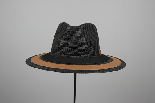 La Maison Catarzi fabrique tous ses modèles à la main à Florence. Ce chapeau noir avec passementerie camel allie tradition artisanale et élégance intemporelle. Parfait pour les événements habillés, il séduira les amateurs de pièces raffinées et authentiques. Taille 55, réglable pour s'adapter une taille en dessous. Un accessoire d'exception qui témoigne du savoir-faire florentin.
