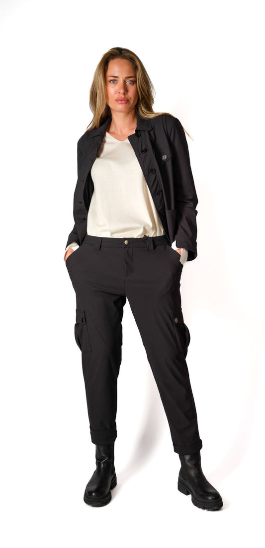 Coloris noir polyvalent, idéal pour composer des tenues faciles à assortir.
Style cargo tendance pour une silhouette moderne et pleine de caractère.
Pièce pratique à porter au quotidien avec des baskets, des bottines ou des chaussures plus habillées.