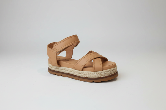 Les sandales en cuir Faira Suni avec plate-forme recouverte de raphia naturel tissé donneront quelques centimètres précieux à vos looks quotidiens en pantalon coupé et camisole. Tige: 100% Cuir - Doublure: 100% Cuir - Semelle intérieure: Confort 100% cuir - Semelle: Caoutchouc + Raphia - Talon: 5,5 cm - Plateau: 4,5 cm