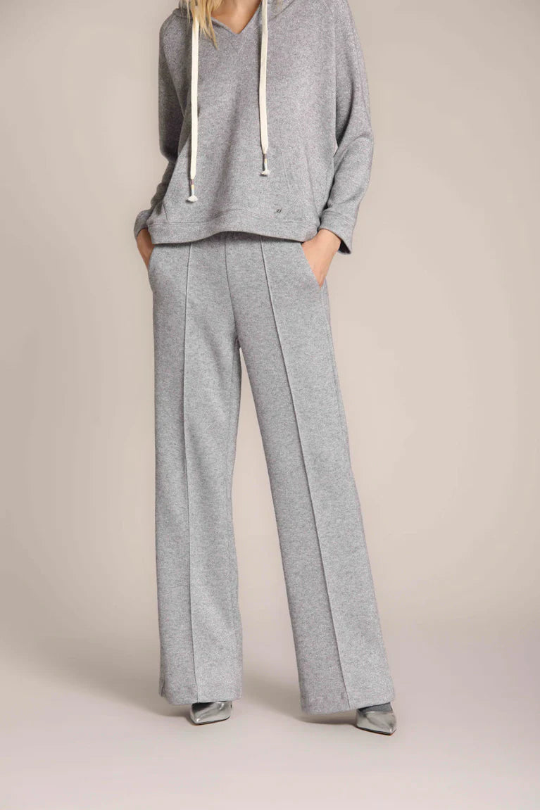 Coupe droite et confortable, adaptée à toutes les silhouettes
Jersey brossé doux avec finition lurex argenté
Taille élastique pour une liberté de mouvement optimale
Poches arrière passepoilées pour une finition élégante
Rivet M signature de Mason’s
Coloris gris, également disponible en noir et beige
Composition : 41 % viscose, 31 % polyester, 18 % polyamide 