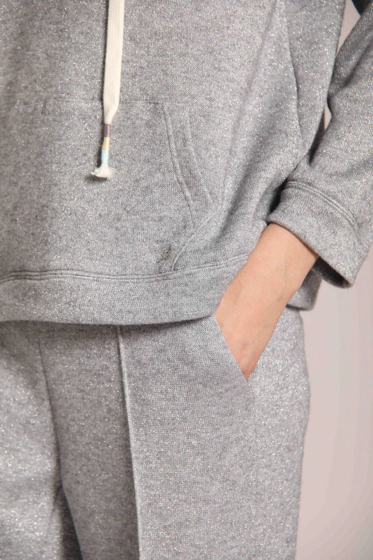 Pantalon Chino Femme Mason's Gris En Jersey Brossé Avec Lurex Argenté Coupe Droite Taille Élastique, vue portée de trois quarts
