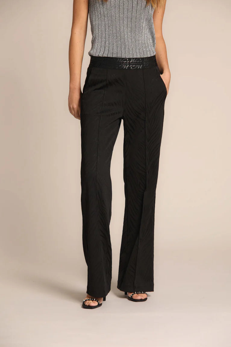 Coupe droite et ajustement Straight pour une silhouette élégante
Taille élastique pour un confort durable et un ajustement pratique
Couleur noire facile à associer au quotidien
Composition : 56 % polyamide, 41 % viscose et 3 % élasthanne
Poches arrière à rabat fonctionnelles
Ceinture avec logo Mason’s et rivet M signature
Imprimé zèbre pour une touche mode o