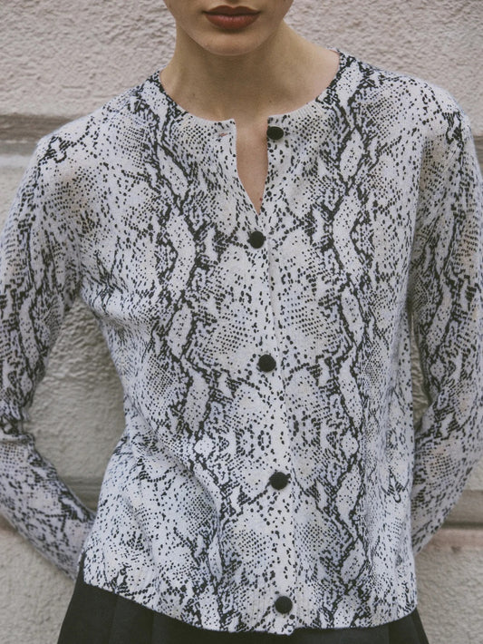Cardigan femme en 100 % cachemire 2 fils, jauge 12, doux et léger.
Imprimé python pour dynamiser une tenue sobre avec une note tendance.
Fermeture boutonnée pratique et facile à assortir.
Coupe droite confortable, adaptée à différentes silhouettes.
Finitions en bords-côtes au col, aux poignets et à la base pour une jolie tenue.