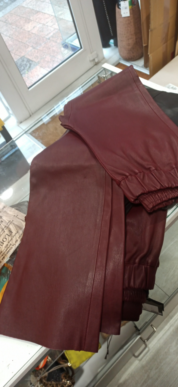 Cuir souple pour un toucher agréable et un porté confortable.
Taille élastique pratique, facile à enfiler et adaptée aux mouvements.
Coupe bootcut avec bas de jambe évasé pour une silhouette harmonieuse.
Coloris bordeaux tendance, facile à associer avec des tons neutres ou lumineux.
Fabrication française, gage d’un savoir-faire local.