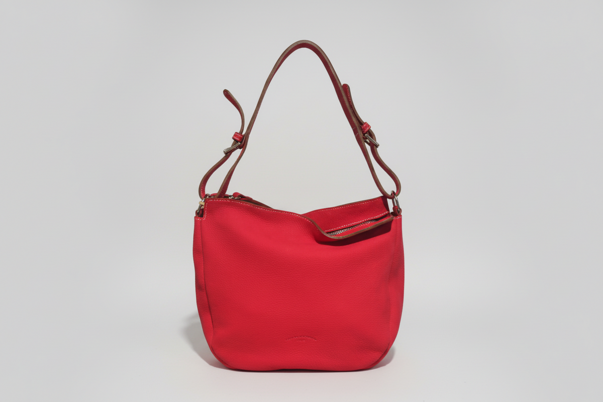 Un&nbsp;sac hobo chic&nbsp;que vous adopterez pour sa&nbsp;grande capacité de rangement&nbsp;grâce à sa poche centrale. En&nbsp;cuir de taurillon nubuck, ce sac ravira les&nbsp;adeptes des sacs style fourre-tout. Proposé en plusieurs coloris, vous trouverez certainement l’accessoire mode assorti à votre tenue. De couleur pep’s orange, il rehausse et réchauffe l’ensemble d’une tenue vestimentaire.