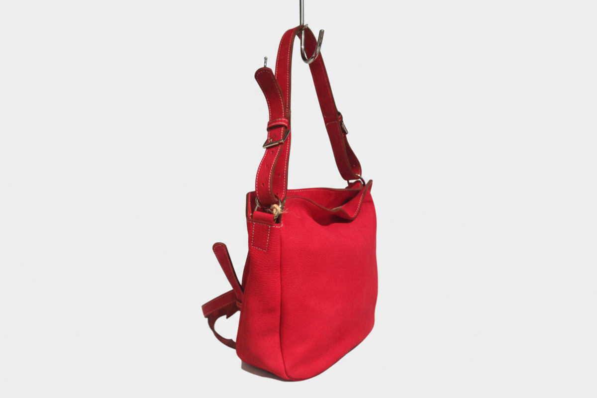 Un&nbsp;sac hobo chic&nbsp;que vous adopterez pour sa&nbsp;grande capacité de rangement&nbsp;grâce à sa poche centrale. En&nbsp;cuir de taurillon nubuck, ce sac ravira les&nbsp;adeptes des sacs style fourre-tout. Proposé en plusieurs coloris, vous trouverez certainement l’accessoire mode assorti à votre tenue. De couleur pep’s orange, il rehausse et réchauffe l’ensemble d’une tenue vestimentaire.