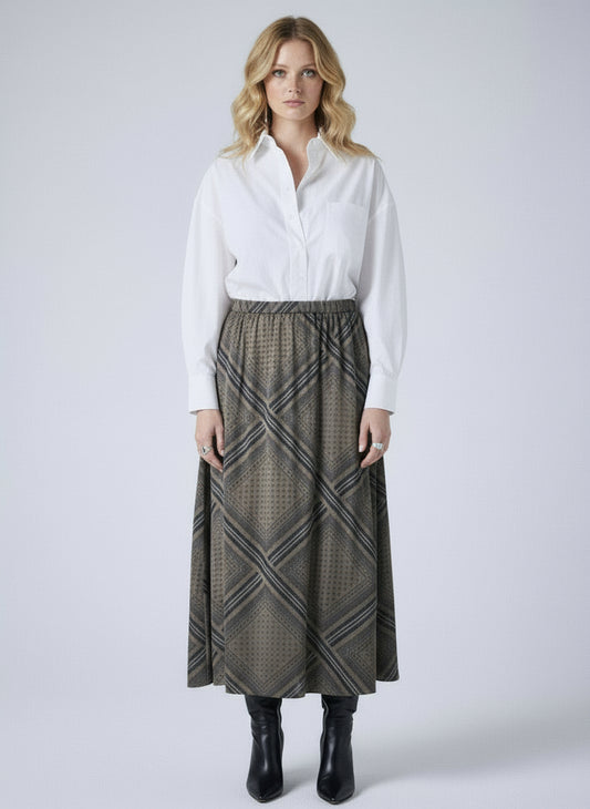 Découvrez la jupe midi Notshy Cody, alliant élégance et confort grâce à sa taille élastiquée et sa coupe droite. Confectionnée dans un mélange doux de 64 % viscose et 36 % modal, elle offre un effet satiné subtil. Son coloris thym avec un imprimé bandana noir apporte une touche originale et raffinée à votre tenue. Parfaite pour sublimer votre silhouette au quotidien ou lors de vos occasions spéciales.