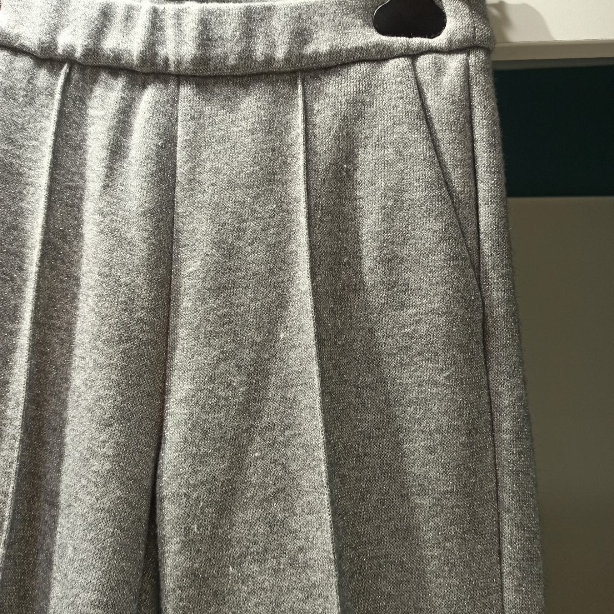 Pantalon Chino Femme Mason's Gris En Jersey Brossé Avec Lurex Argenté Coupe Droite Taille Élastique, détail des poches arrière passepoilées