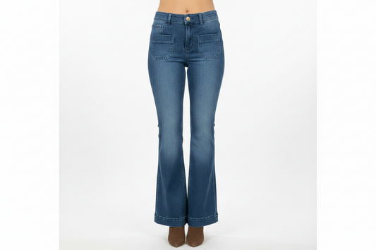 Découvrez le Jean Leni Flare en Denim, votre nouveau must-have pour un style moderne et élégant. Conçu pour s’adapter à toutes les morphologies, ce jean flare offre le parfait équilibre entre confort et élégance.