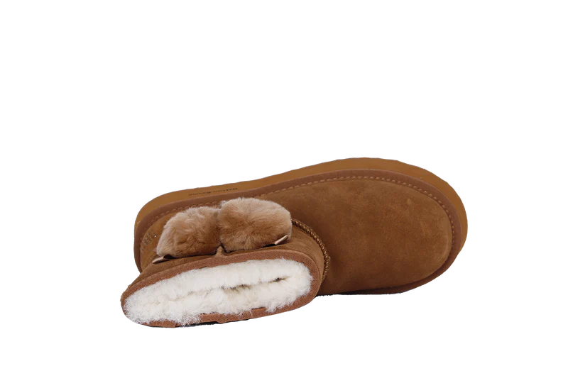 Découvrez l'élégance intemporelle de ces boots fourrés Nathan Baume en daim cognac. Conçues pour le confort absolu, elles associent un daim premium à une doublure généreuse en peau de mouton qui enveloppe vos pieds de chaleur. La semelle intérieure en peau de mouton offre un soutien naturel et respirant, tandis que la semelle extérieure en caoutchouc assure une adhérence fiable sur tous les terrains. Avec une plateforme de 4 cm, ces boots allient style raffiné et praticité quotidienne pour une silhouette él