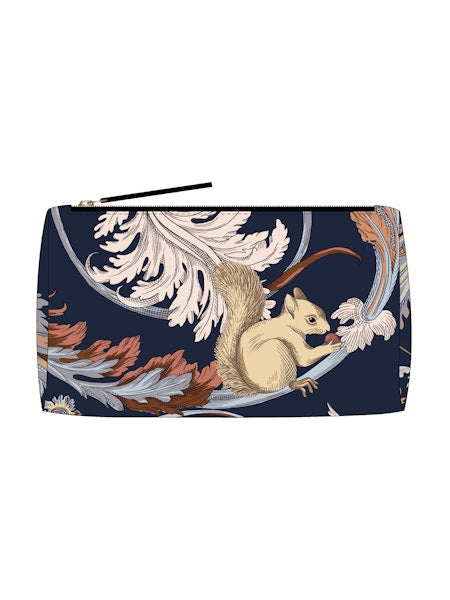 Découvrez la pochette de voyage élégante qui allie style et fonctionnalité. Avec son design rococo inspiré, cette pochette se distingue par ses motifs raffinés d'écureuil, apportant une touche de sophistication à vos déplacements. Profitez de ses teintes marines apaisantes, parfaites pour voyager avec style.