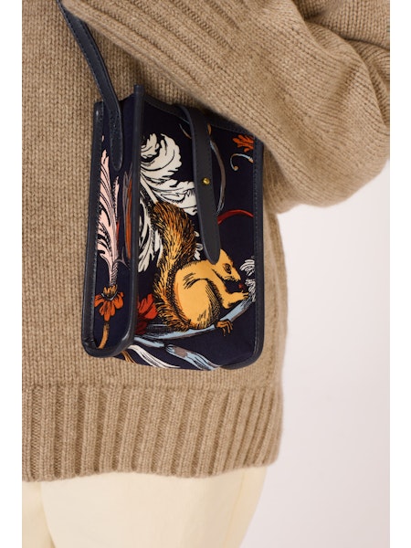 Découvrez l'étui téléphone Inoui Éditions Rococo Hiver 25, conçu en coton de qualité avec un fond marine élégant et un imprimé écureuil caramel raffiné. Sa bandoulière en cuir solide assure un port confortable tout en gardant votre téléphone, clés et carte de paiement à portée de main. Ce porte-téléphone allie style et fonctionnalité pour ne plus jamais perdre l’essentiel. Un accessoire parfaitement adapté à un usage quotidien, pensé pour simplifier votre organisation avec élégance.
ref PM22ERO2