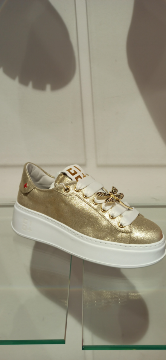 gio + sneakers doré