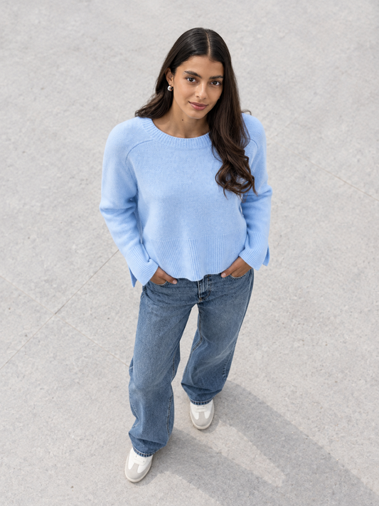 Confectionné en 100 % cachemire 4 fils jauge 7, ce pull pour femme offre une maille souple et agréable au quotidien. Le cachemire accompagne vos mouvements tout en procurant une sensation de chaleur légère. Son col rond apporte une allure simple et intemporelle. Les manches longues permettent de le porter seul ou sous une veste 
